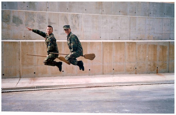 Défilé militaire: deux soldats sur un balai volant