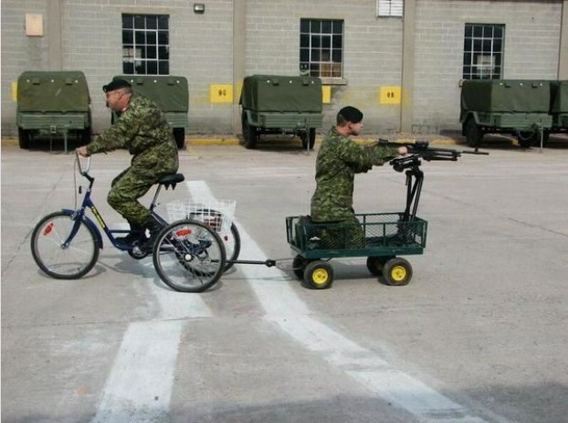 Défilé militaire: des soldats à vélo.