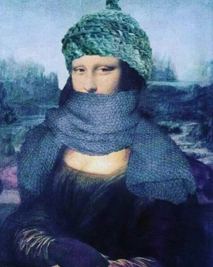 La Joconde (Mona Lisa) avec un bonnet et un écharpe.