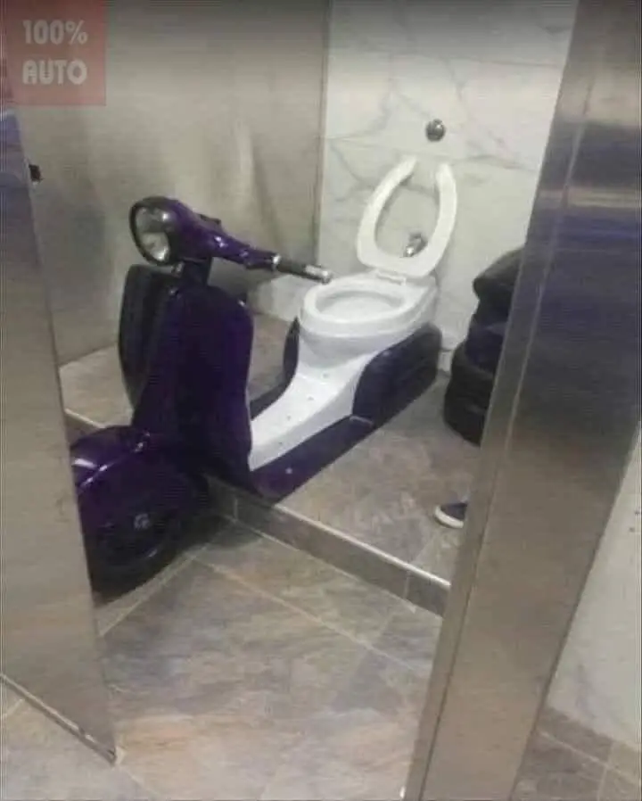 Quand tu peux pas te passer de ton scooter même aux WC