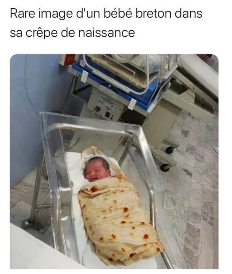 Rare image d'un bébé breton dans sa crêpe de naissance.