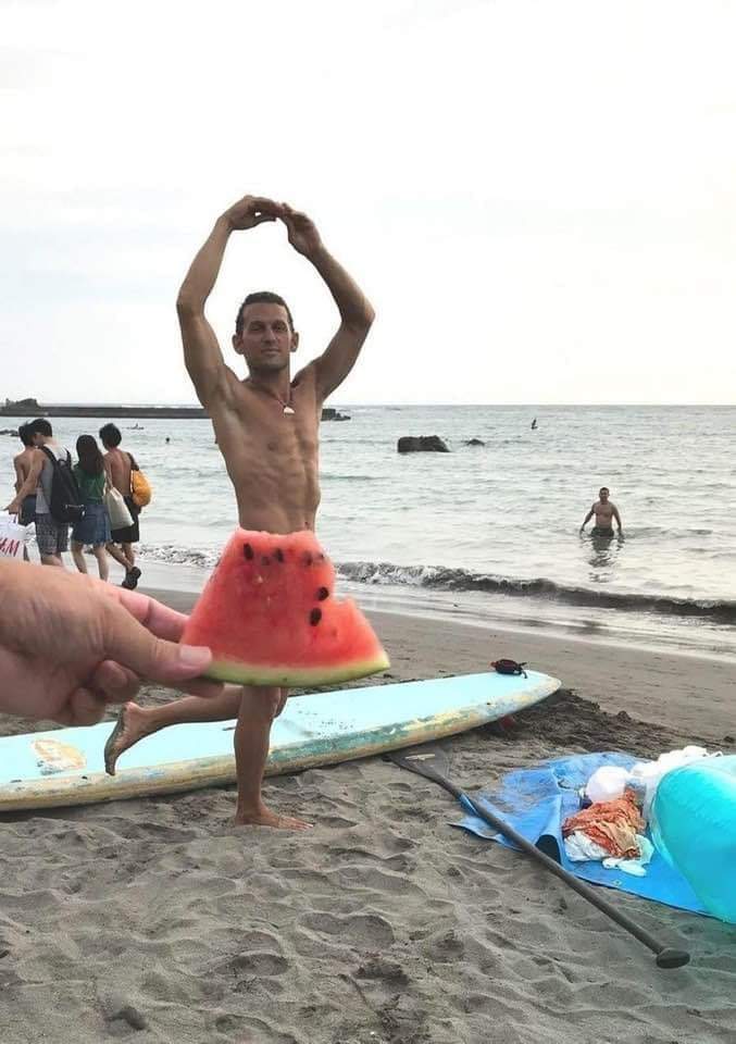 Un homme, la plage et une robe pastèque.