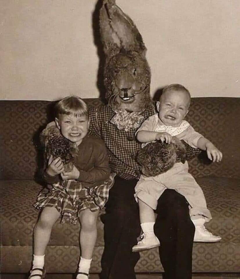 Photo souvenir de mon enfance (avec ma soeur et un gros lapin).