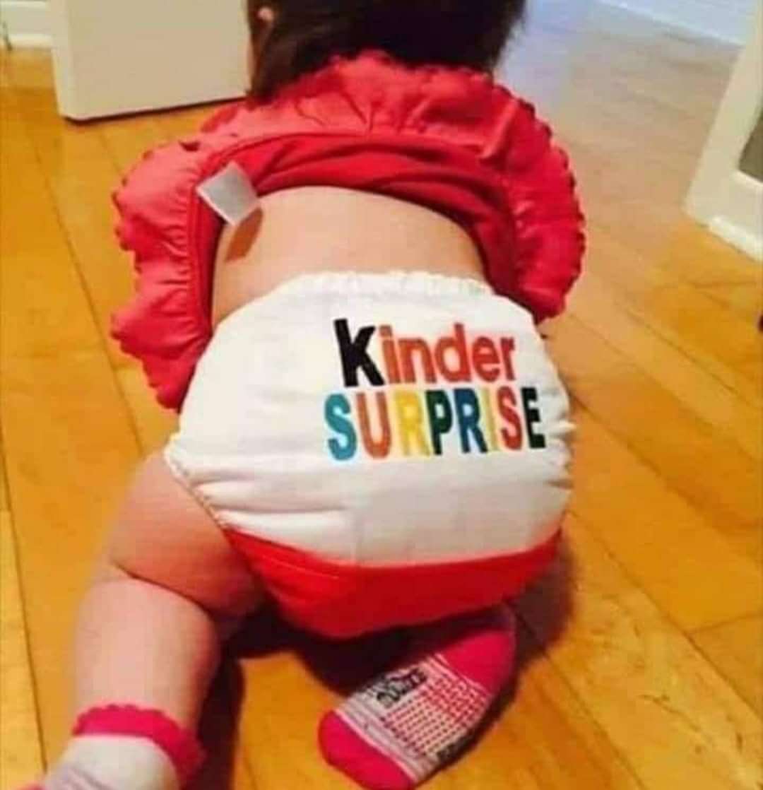Quand ton bébé porte une couche Kinder surprise.