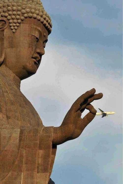 Bouddha et un avion.