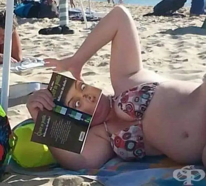 Femme sur la plage avec couverture d'un livre en guise de visage.