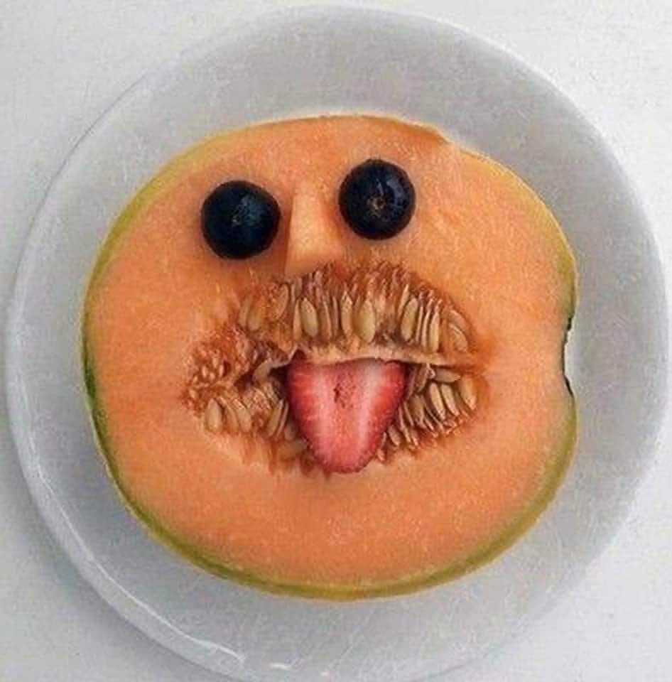 Melon qui tire la langue en fraise.