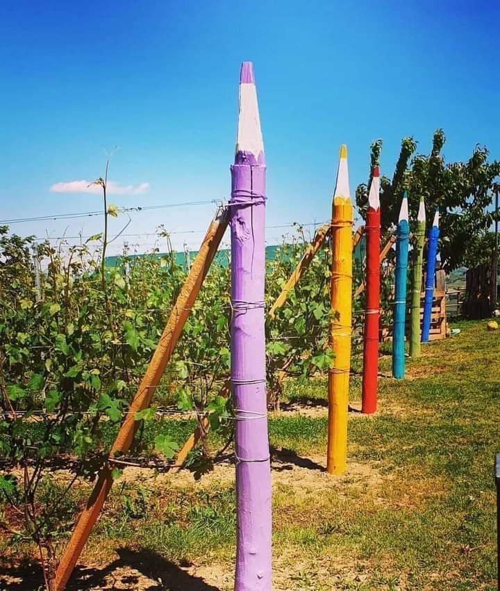 Poteaux peints qui ressemblent à des crayons de couleur géants.