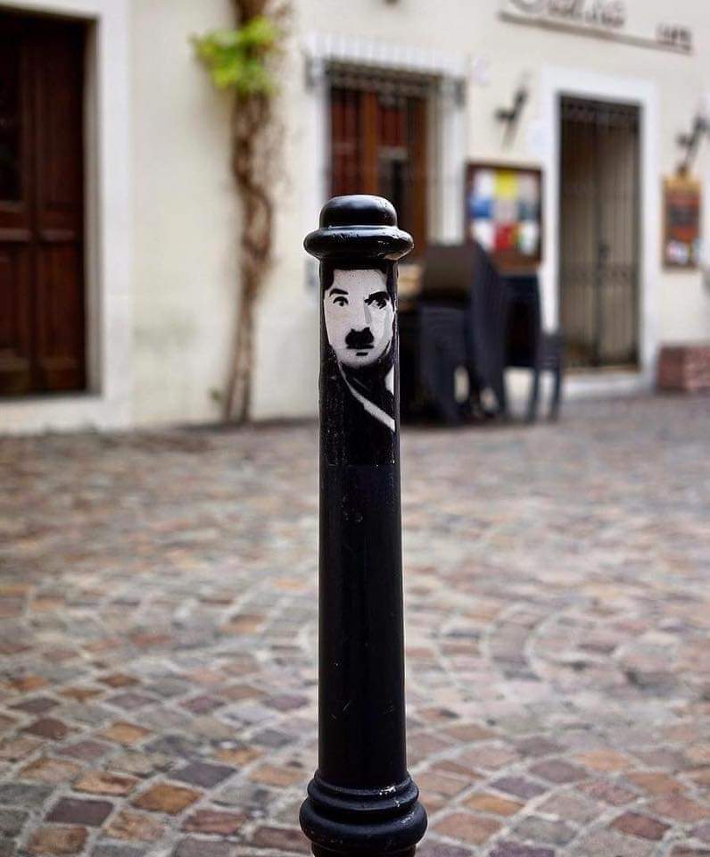 Potelet métallique Charlie Chaplin.