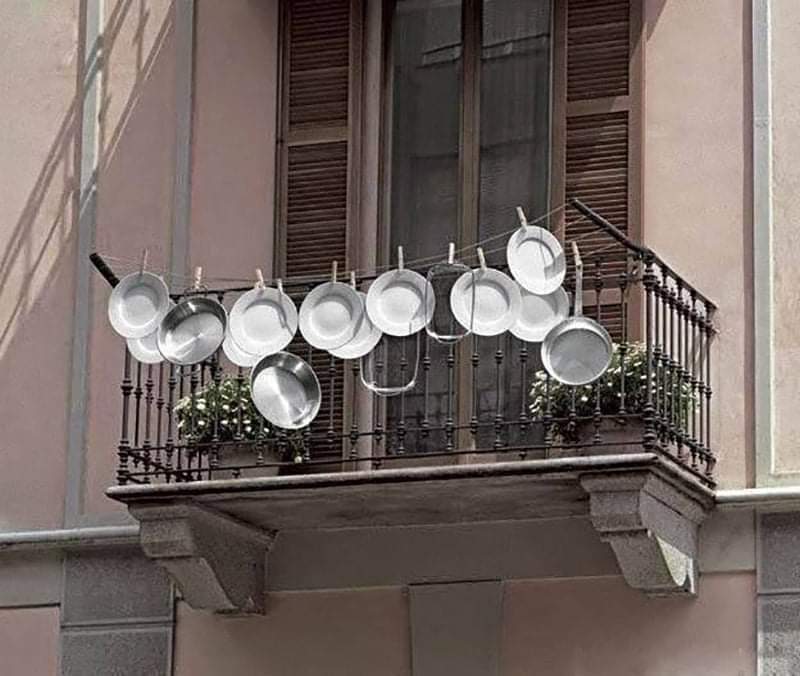 Vaisselle qui sèche au balcon.