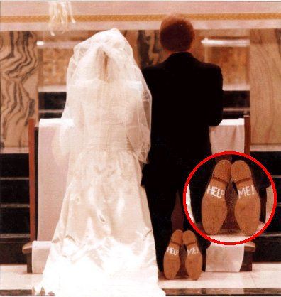Mariage: message help me sous les chaussures du marié