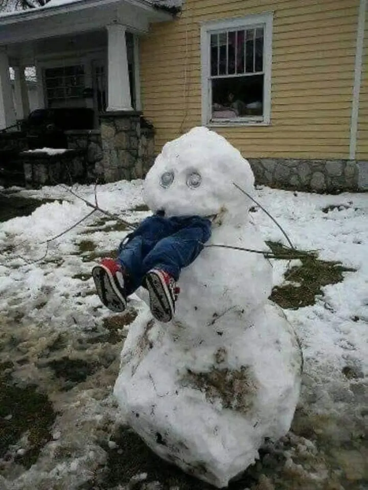 Bonhomme de neige qui mange un enfant.