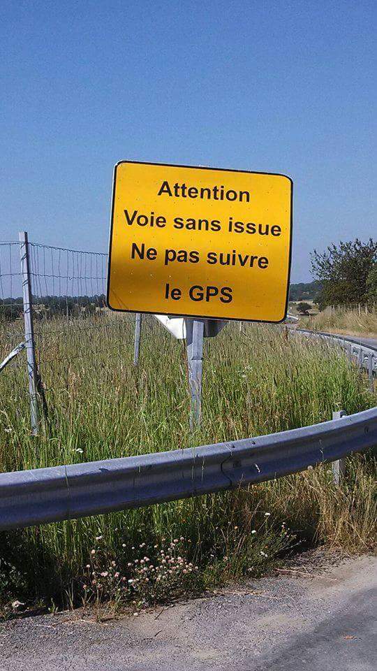Attention. Voie sans issue. Ne pas suivre le GPS.