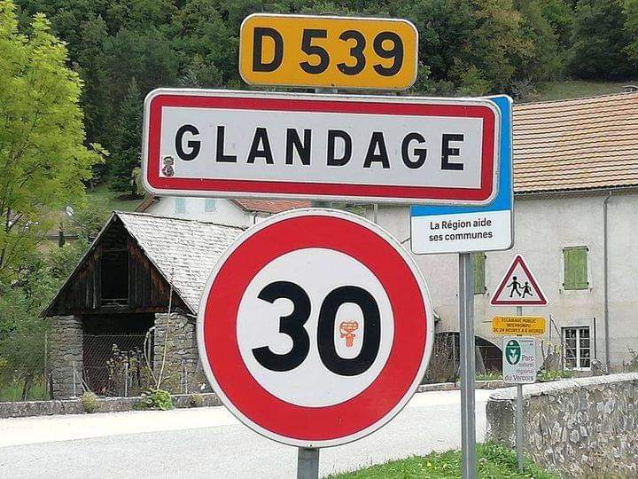 Glandage, panneau d'une ville française.