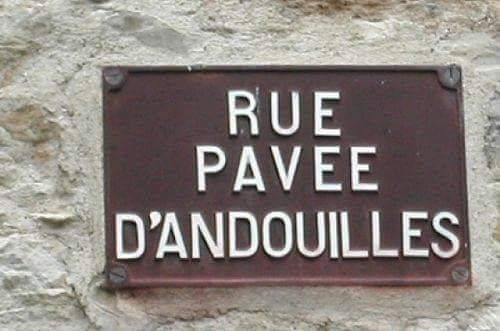 Rue pavée d'andouilles.