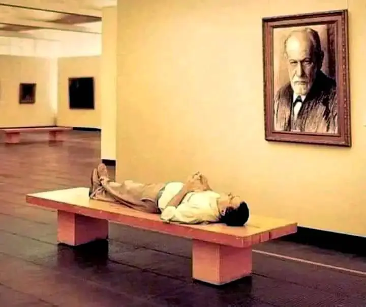 Musée: un patient sur un banc face au tableau de Freud.