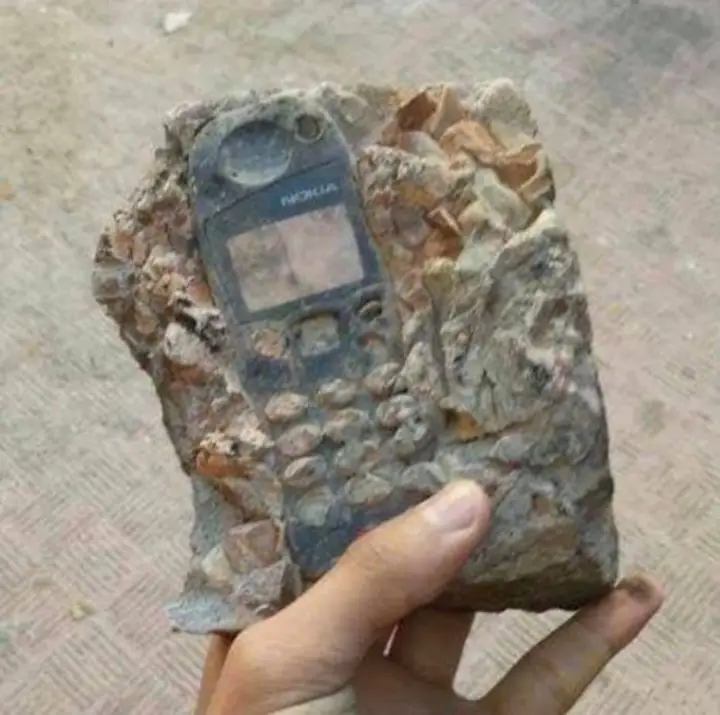 Téléphone portable Nokia, une antiquité.